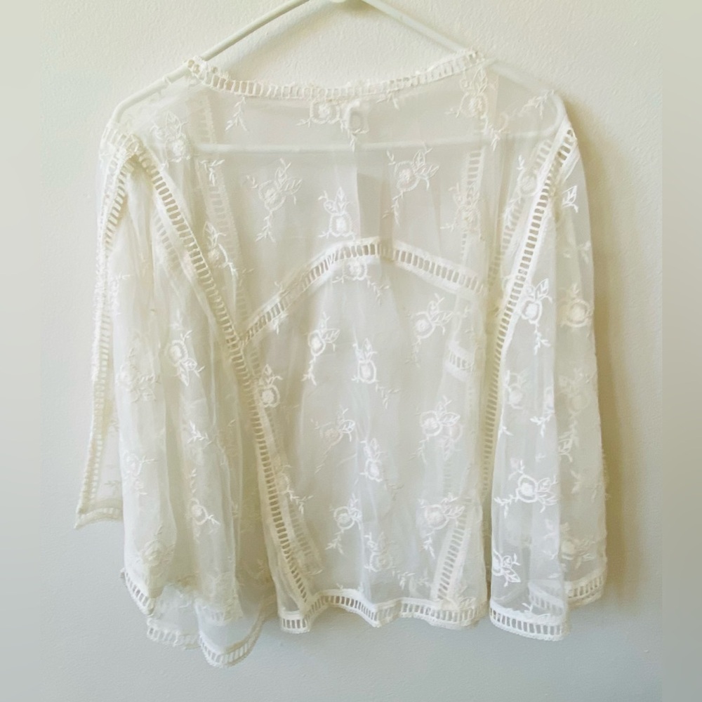 NWT Akemi + Kin Bailey Cropped Lace Kimono one size - Picture 2 of 2